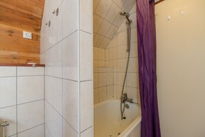 Shower, free toiletries - Chalet 'Chalet Les Moraines 8' with Mountain View, Shared Pool and Private Terrace (Le Tholy)