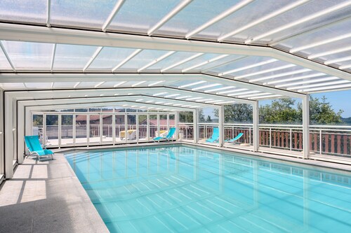 Chalet 'Chalet Les Moraines 8' avec vue sur les montagnes, piscine partagée et terrasse privée.