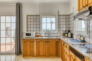 Refrigerador, microondas, parrilla de estufa y cafetera y tetera 