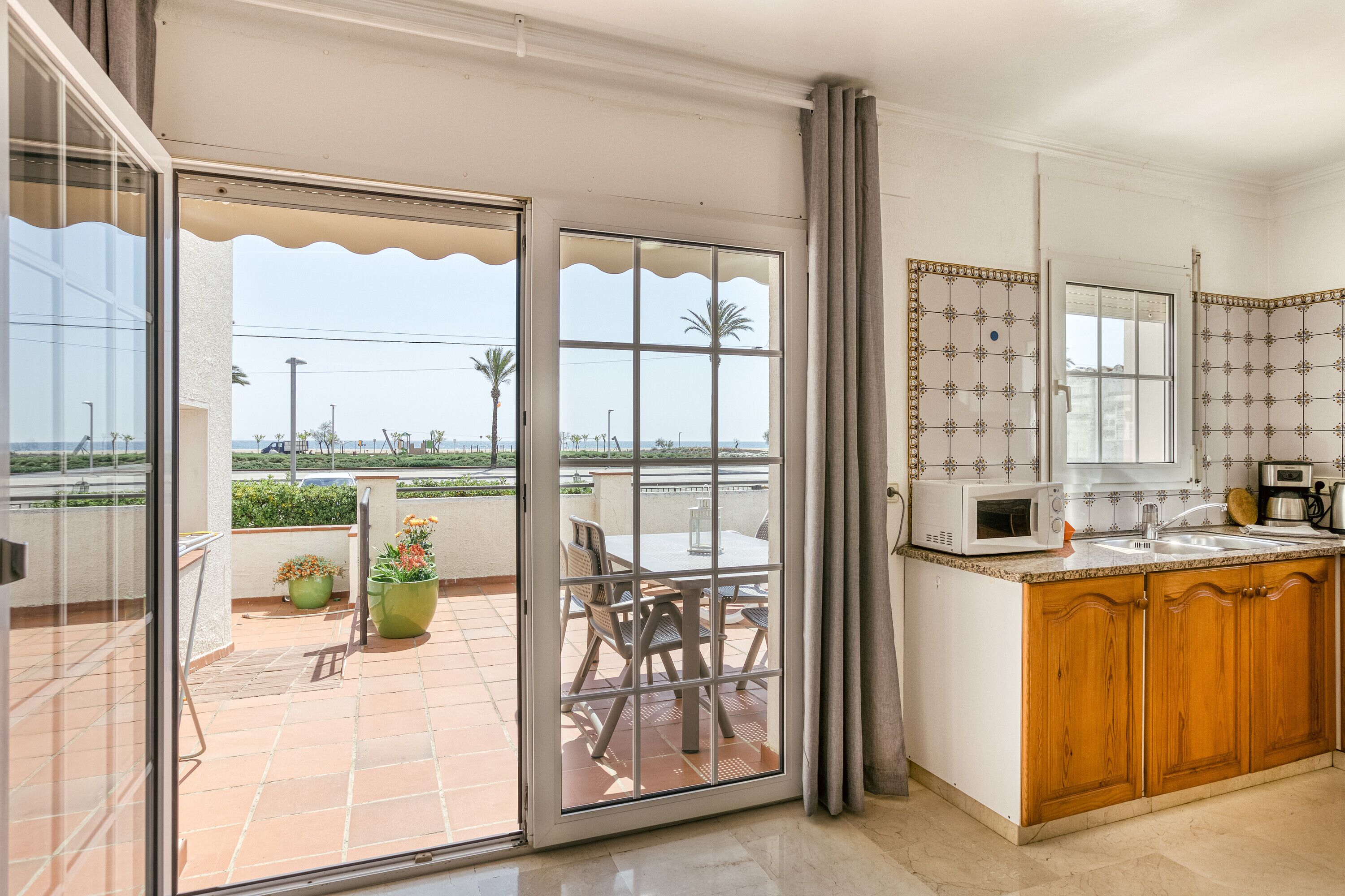 Refrigerador, microondas, placa de cocina, cafetera/tetera