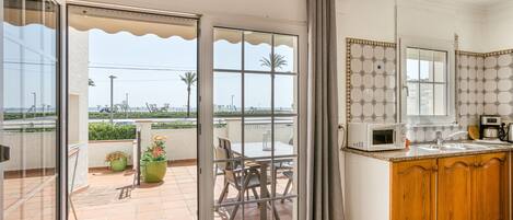 Refrigerador, microondas, placa de cocina, cafetera/tetera