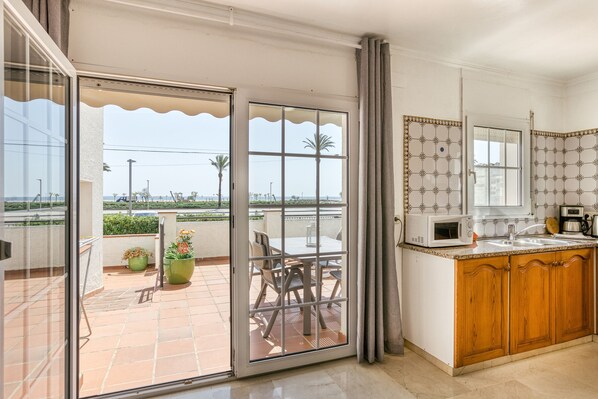 Køleskab, mikrobølgeovn, kogeplade, kaffe-/temaskine