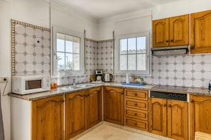 Réfrigérateur, micro-ondes, plaque de cuisson, cafetiÚre/bouilloire