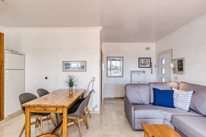 Un espace de vie moderne comprenant un coin repas, un canapé et une petite table.