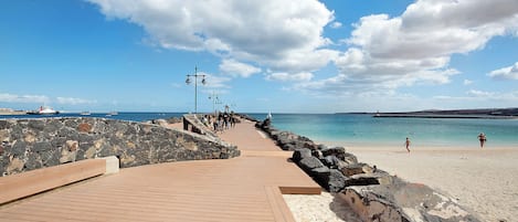 Una spiaggia nelle vicinanze