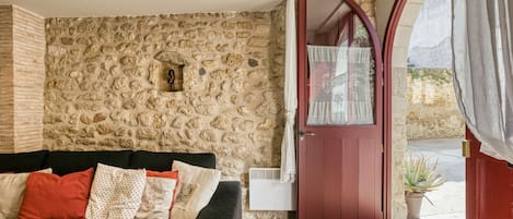 Televisión y chimenea