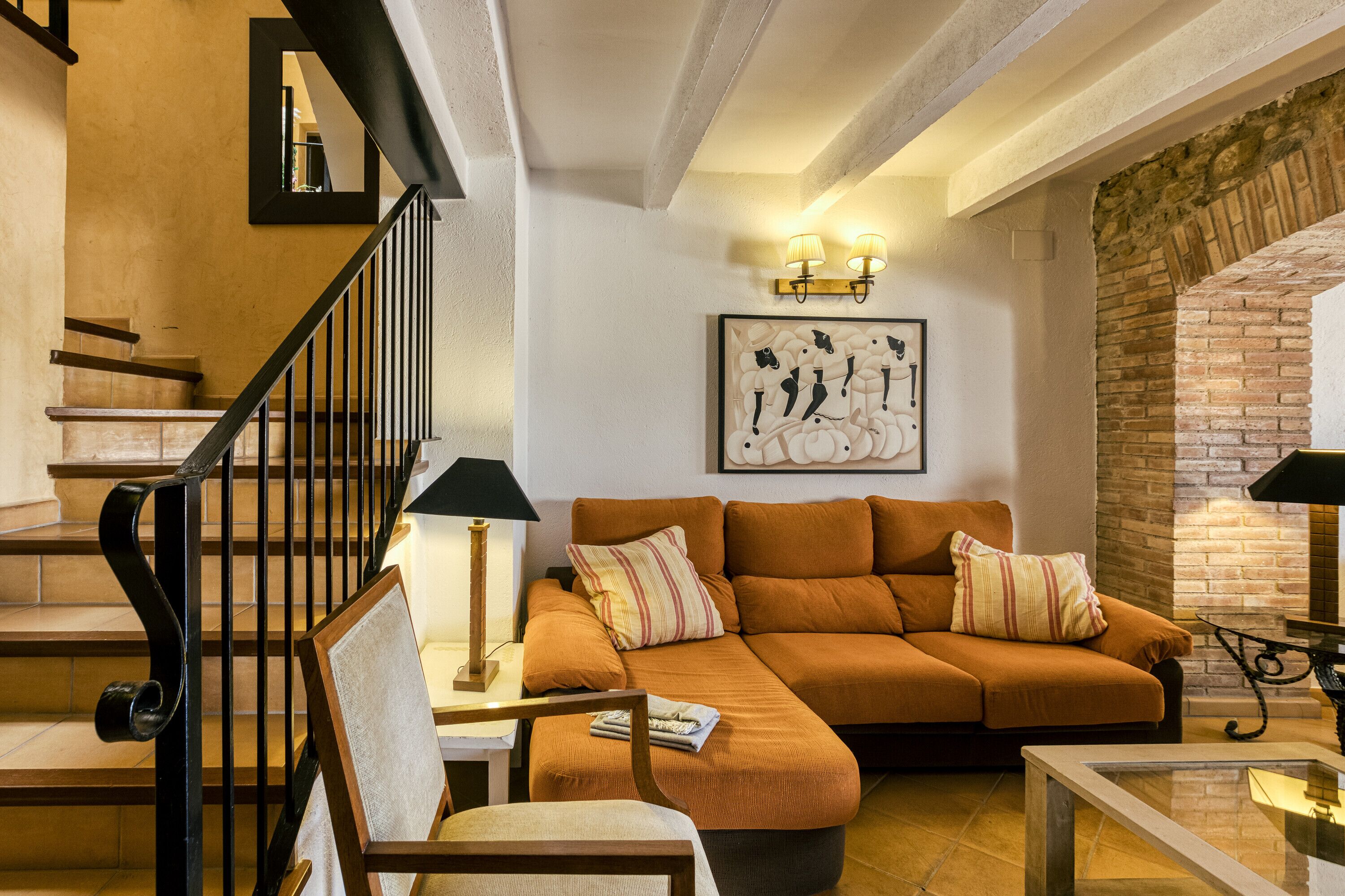 Een televisie en een open haard