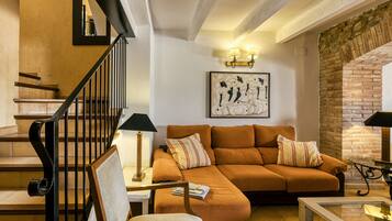 Een televisie en een open haard