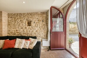 TV, fireplace - Holiday Home 'Vermella' with Wi-Fi (Orriols)