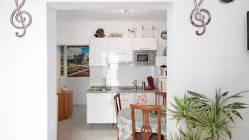 Refrigerador, microondas, parrilla de estufa y cafetera y tetera