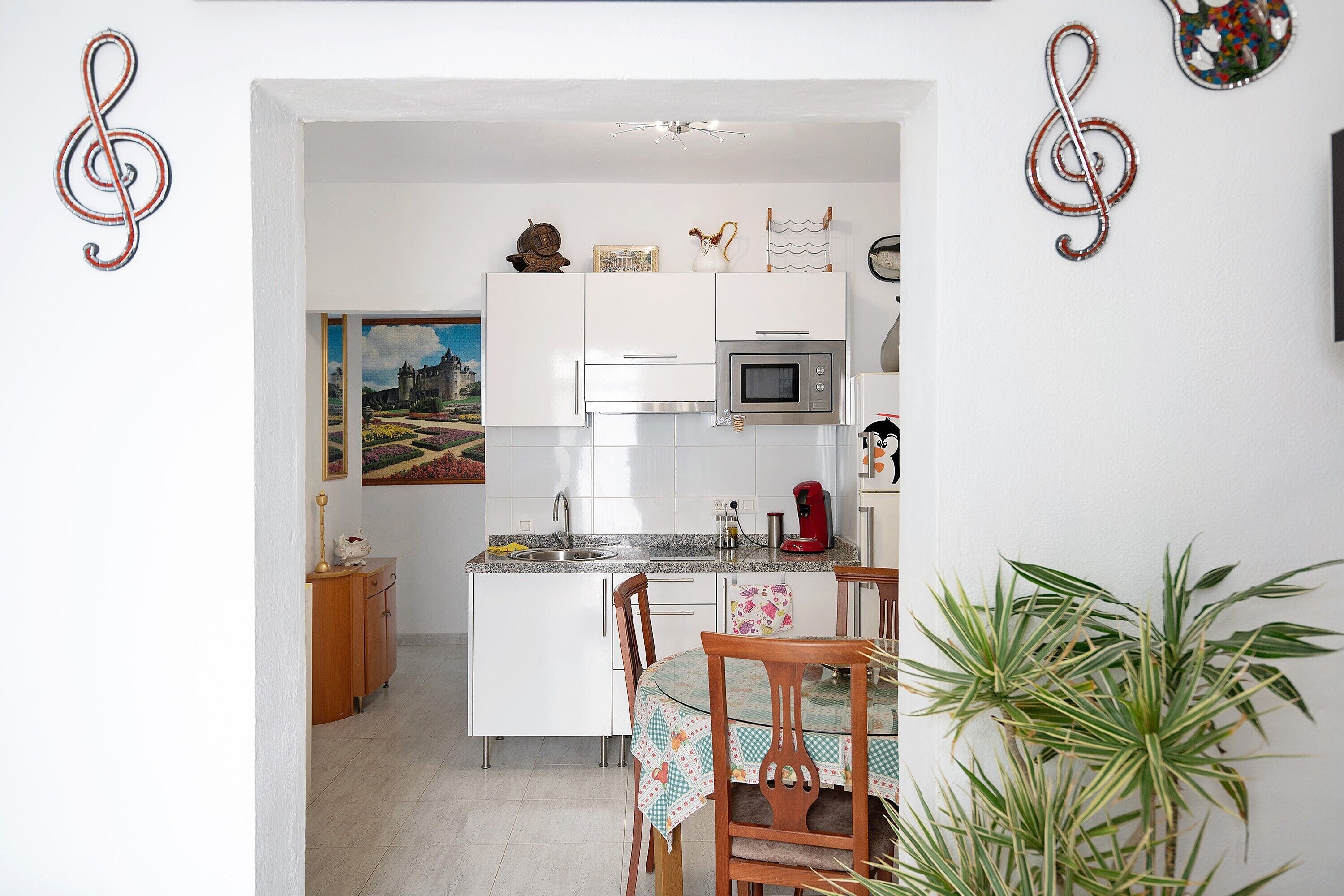 Refrigerador, microondas, placa de cocina, cafetera/tetera