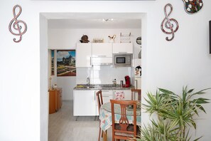 Refrigerador, microondas, placa de cocina, cafetera/tetera