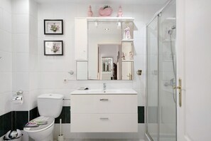 Shower, hair dryer, towels - Vacation Home "Maylin" with Shared Garden & Wi-Fi (Playa Blanca)