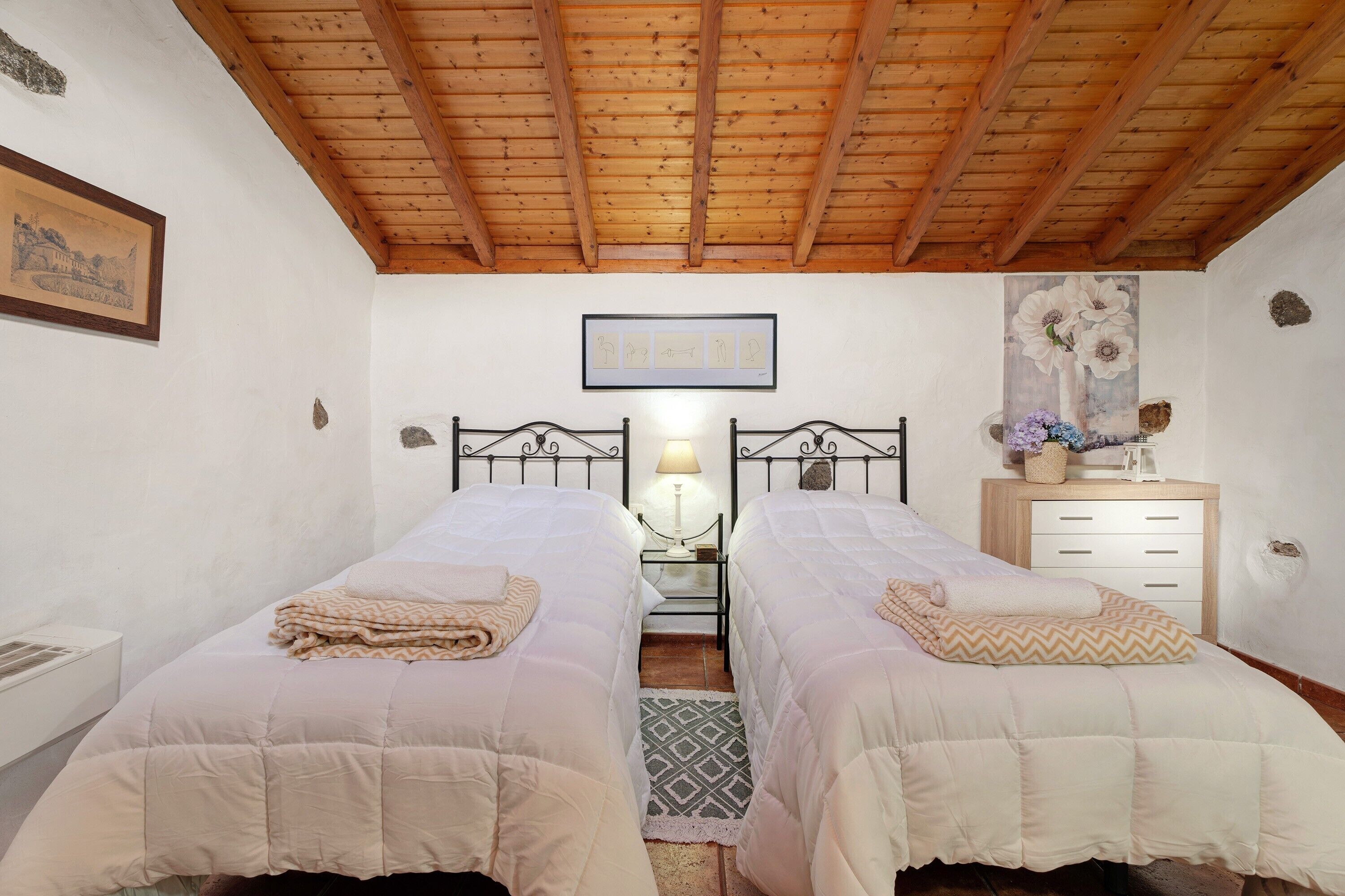 2 bedrooms, iron/ironing board, free WiFi, bed sheets