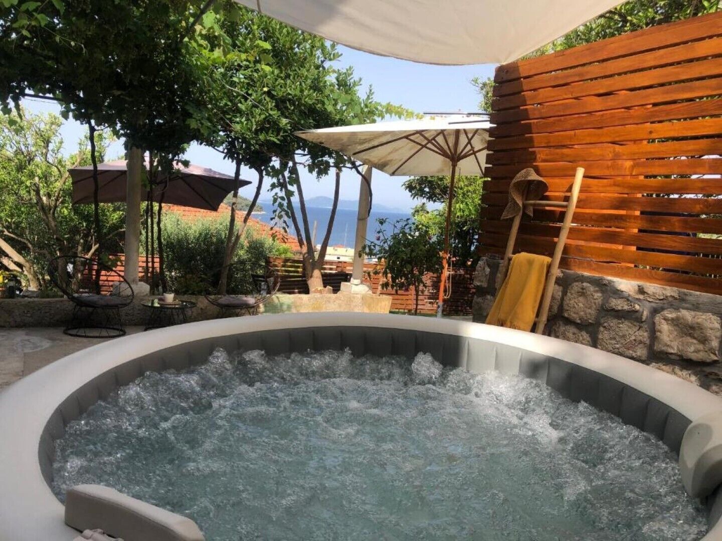 Bañera de hidromasaje al aire libre