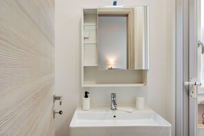 Suihku, hiustenkuivaaja, pyyhkeet