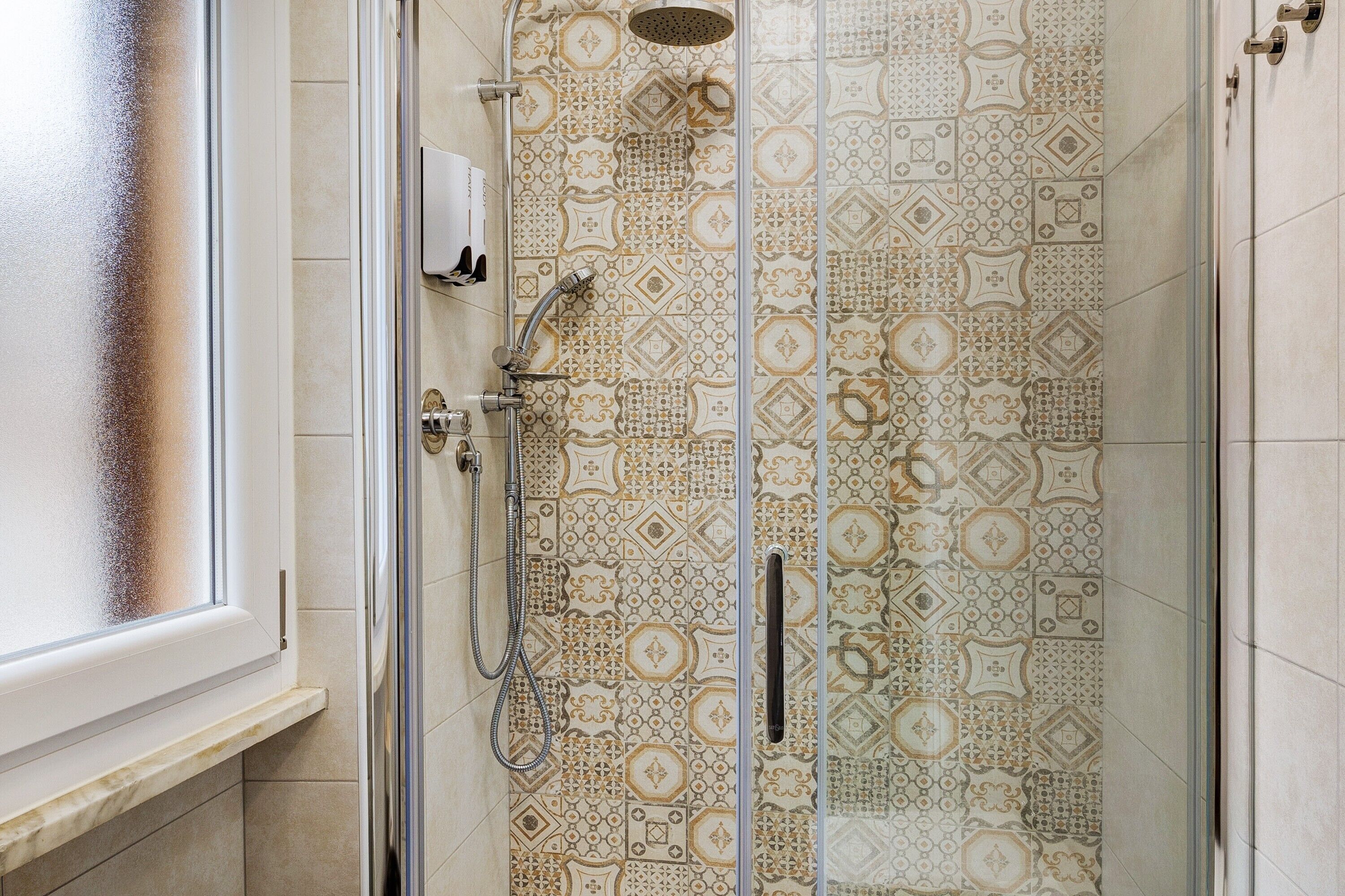 Shower, hair dryer, towels