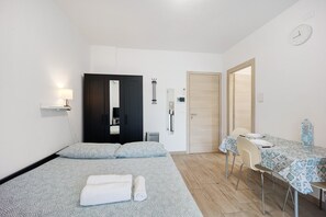 1 habitación, tabla de planchar con plancha, wifi gratis y ropa de cama 