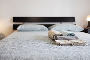 1 slaapkamer, een strijkplank/strijkijzer, gratis wifi, beddengoed