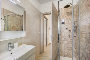 Dusche, Haartrockner, Handtücher