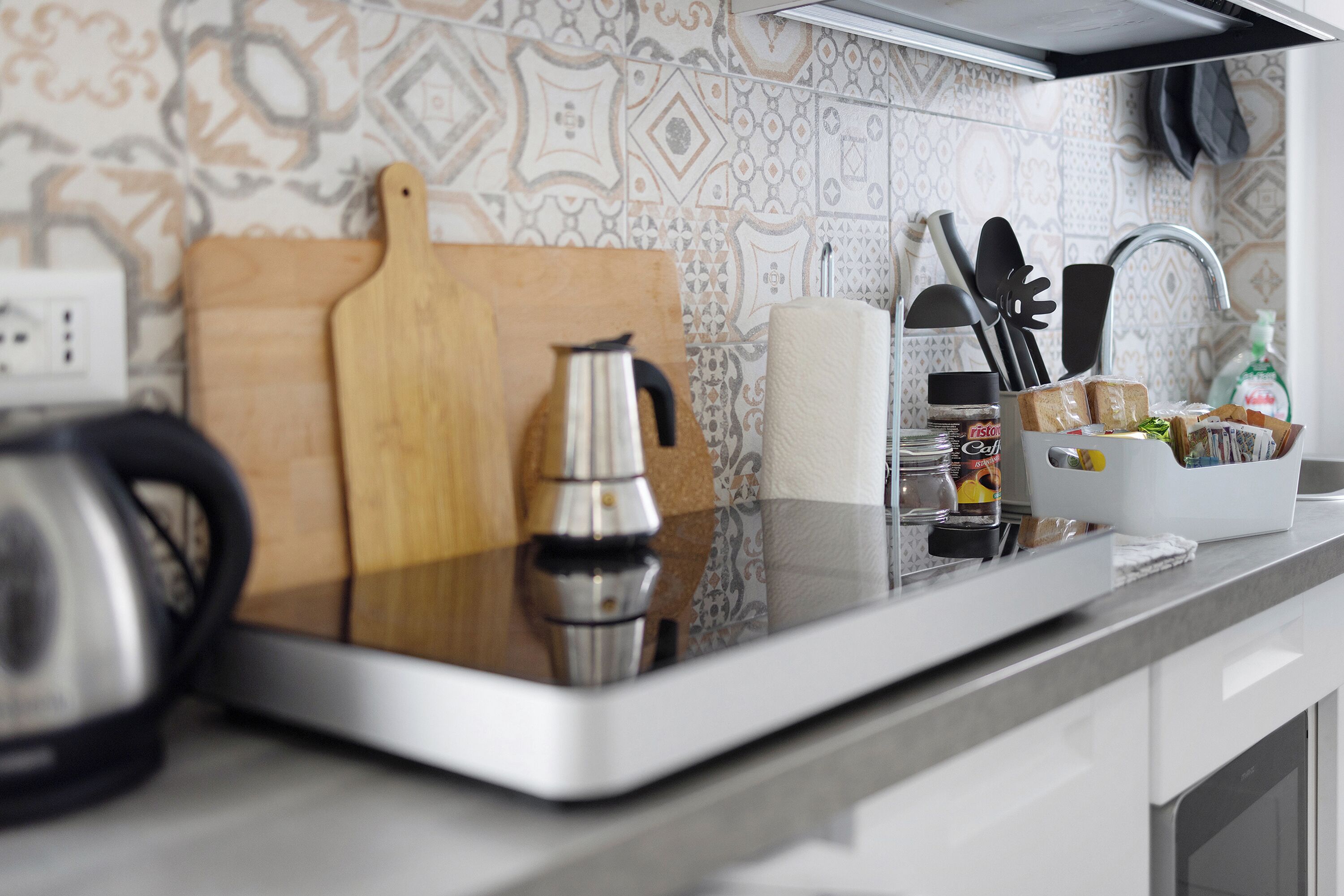 Réfrigérateur, micro-ondes, plaque de cuisson, cafetière/bouilloire
