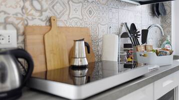 冷蔵庫、電子レンジ、コンロ、コーヒー / ティーメーカー