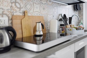 Geladeira, micro-ondas, cooktop, cafeteira/chaleira