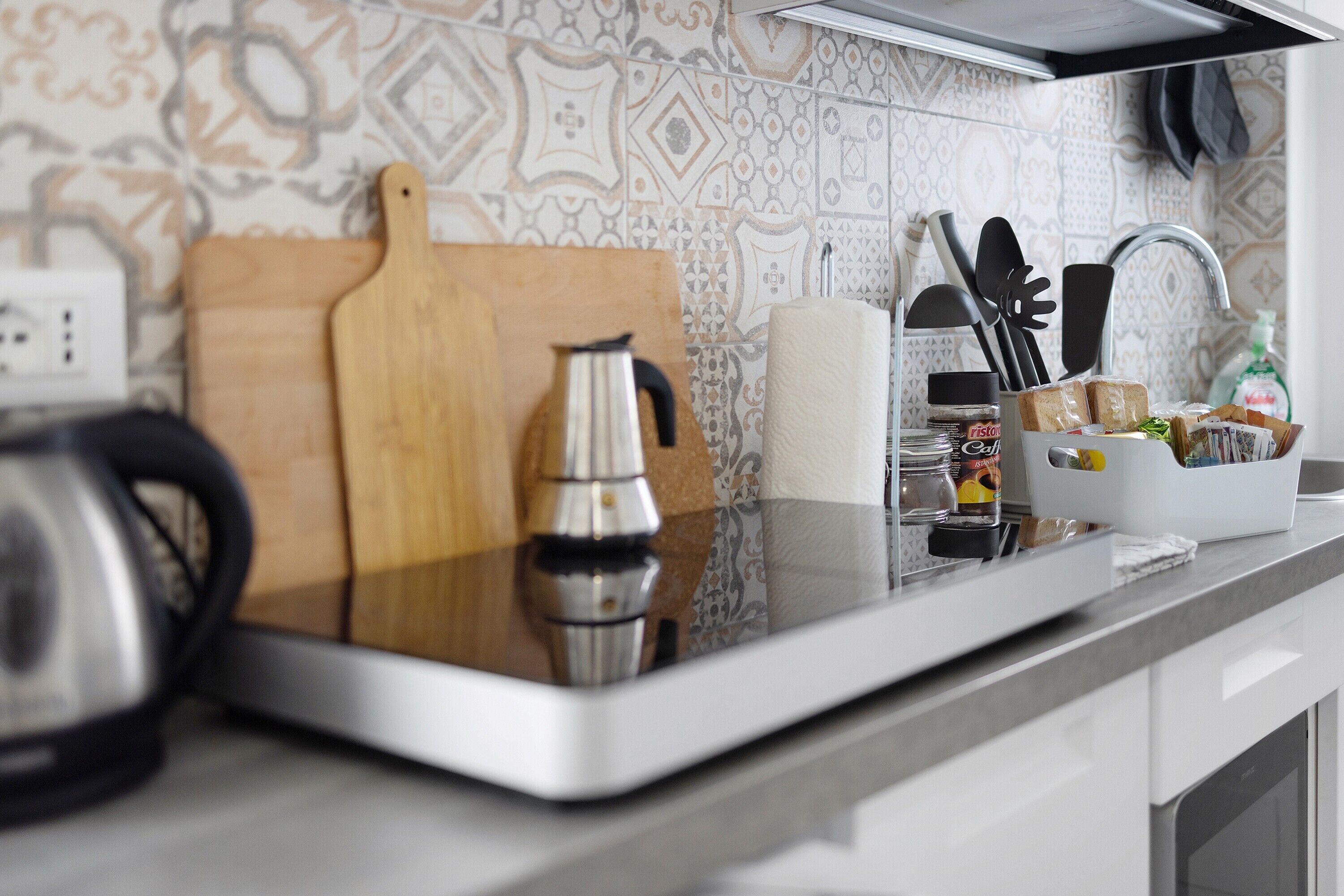 Kühlschrank, Mikrowelle, Herdplatte, Wasserkocher mit Kaffee-/Teezubehör