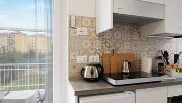 Kylskåp, mikrovågsugn, spishäll och kaffe- och tebryggare