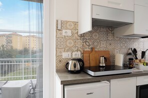 Een koelkast, een microgolfoven, een kookplaat