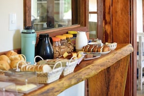 Free daily cooked-to-order breakfast - Pousada Estação Andorinhas (Lima Duarte)