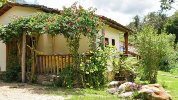 Quarto quádruplo conforto | Wi-Fi de cortesia, roupa de cama