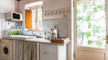 Kühlschrank, Mikrowelle, Herdplatte, Wasserkocher mit Kaffee-/Teezubehör