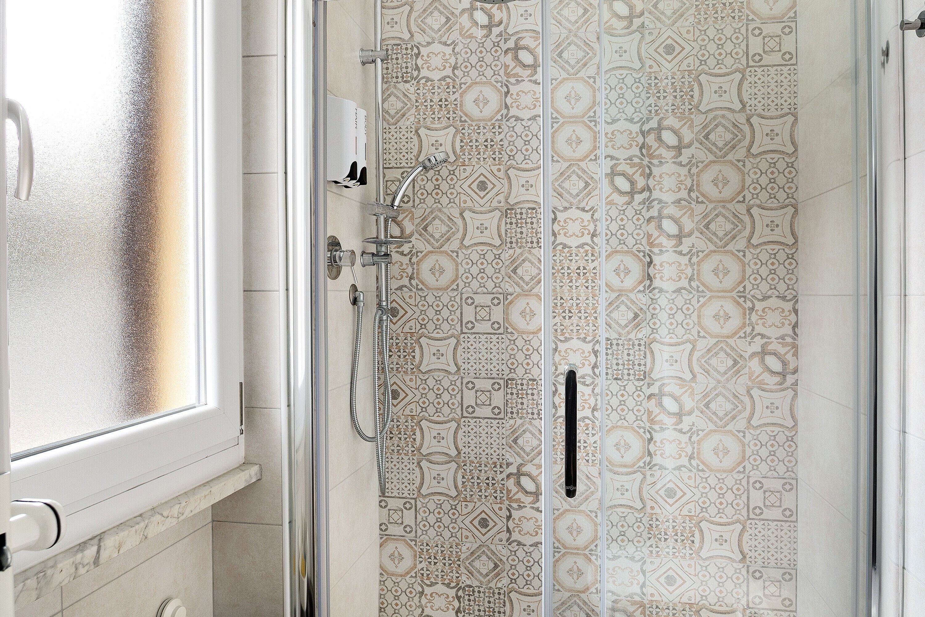 Shower, hair dryer, towels