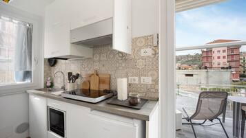 Refrigerador, microondas, placa de cocina, cafetera/tetera