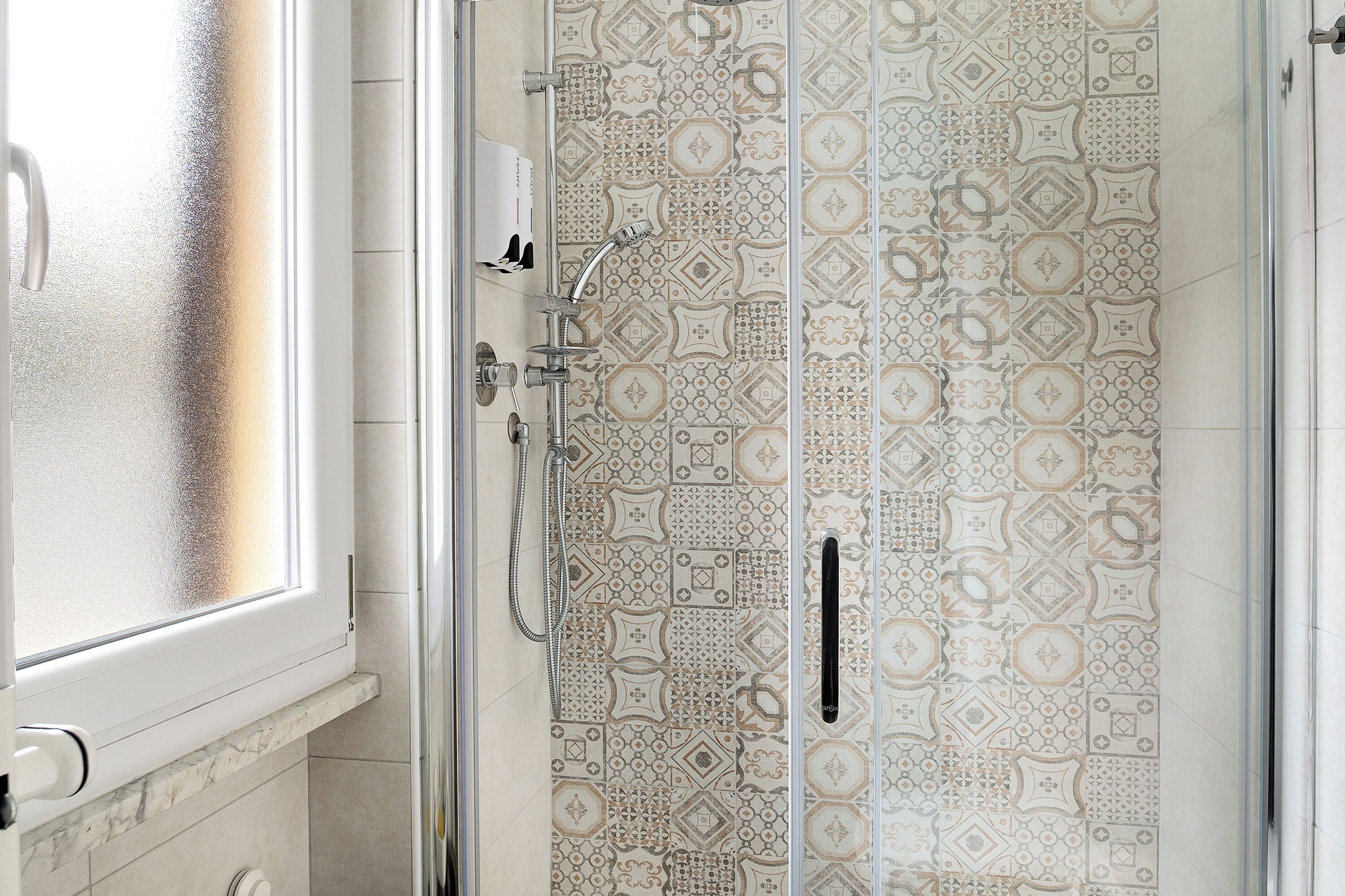 Douche, sèche-cheveux, serviettes fournies