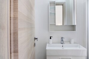 Suihku, hiustenkuivaaja, pyyhkeet