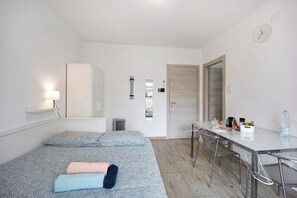 1 dormitorio, tabla de planchar con plancha, wifi gratis y ropa de cama