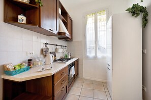 Frigorifero, microonde, forno, piano cottura