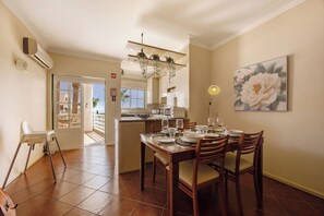 Dining - Apartment 'Sol Do Atlântico' with Shared Pool, Wi-Fi and Air Conditioning (Portimão)