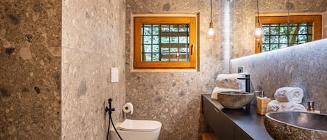 Douche, sèche-cheveux, serviettes fournies