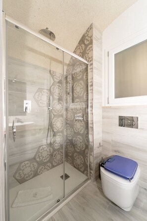 Shower, hair dryer, bidet, towels - Abbot House (Tropea)