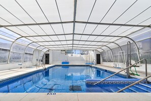Indoor pool, a heated pool - Holiday Apartment 'Casa Cox Laguna Beach Torrox Costa' with Sea View, Shared Pool & Wi-Fi (Torrox Costa)