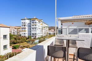 Outdoor dining - Holiday Apartment 'Casa Cox Laguna Beach Torrox Costa' with Sea View, Shared Pool & Wi-Fi (Torrox Costa)