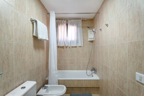 A bathroom with a bathtub, a shower, a toilet, and a bidet. - Vacation Apartment 'Apartamento Los Geranios' with Shared Pool, Private Terrace and Wi-Fi (Arona)