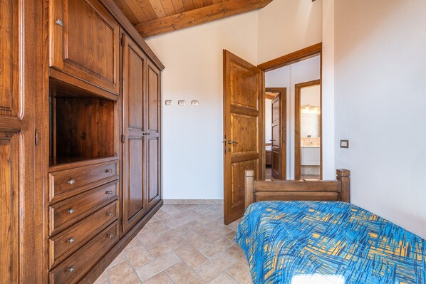 3 bedrooms, bed sheets