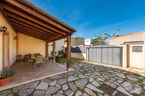 Outdoor dining - Holiday Home 'Girasole' with Private Terrace, Garden and Air Conditioning (Pula)