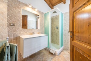 Shower, hair dryer, towels - Holiday Home 'Girasole' with Private Terrace, Garden and Air Conditioning (Pula)