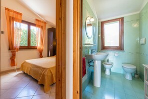 Douche, séchoir à cheveux, serviettes fournies