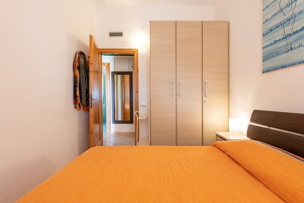 2 bedrooms, iron/ironing board, bed sheets